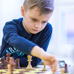 Chłopiec grający w szachy