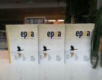 Trzy egzemplarze pisma "Epea". Po prawej stronie gałązki choinki.