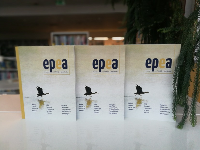 Trzy egzemplarze pisma "Epea". Po prawej stronie gałązki choinki.