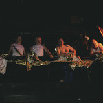 Czterech mężczyzn w podkoszulkach siedzi na rampie