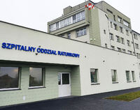 Budynek szpitala w Łapach. Na pierwszym planie siedziba SOR