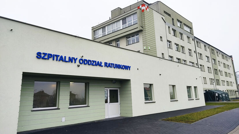 Budynek szpitala w Łapach. Na pierwszym planie siedziba SOR