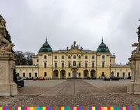 Widoczny Pałac Branickich wraz z bramą wjazdową, na której cokołach stoją pomniki