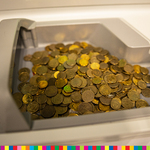Drobne monety w szufladzie urządzenia do liczenia 