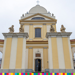 Odrestaurowana brama wejściowa do kościoła w Tykocinie.