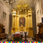 Odrestaurowany ozdobny, złoty ołtarz w kościele w Tykocinie.