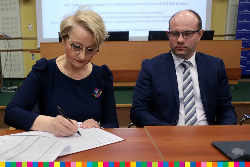 Wiesława Burnos, Członek Zarządu Województwa Podlaskiego podpisuje dokument, obok siedzi marszałek Artur Kosicki