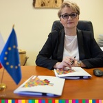 Wiesława Burnos podczas podpisania umów na projekty edukacyjne. 