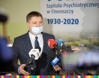 Marek Malinowski, członek zarządu Województwa Podlaskiego mówiący do mikrofonów podczas otwarcia odnowionych oddziałów szpitala w Choroszczy