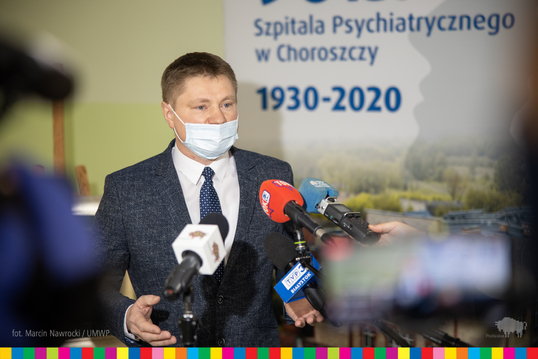 Marek Malinowski, członek zarządu Województwa Podlaskiego mówiący do mikrofonów podczas otwarcia odnowionych oddziałów szpitala w Choroszczy
