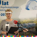 Ewa Zgiet, dyrektor szpitala mówiąca do mikrofonów.