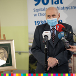 dr Tadeusz Borowski-Beszta, były wieloletni lekarz szpitala przemawiający do mikrofonu.