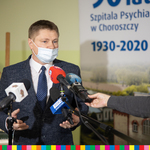 Marek Malinowski, członek zarządu Województwa Podlaskiego mówiący do mikrofonów.