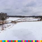 Paorama białowieży z zaśnieżonymi łąkami i rzeką