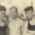 Trzech mężczyzn stojących obok siebie na archiwalnej fotografii