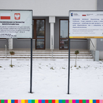 Tablice informujące o dotacji znajdujące się przed budynkiem  Ośrodka Profilaktyki i Terapii Uzależnień w Łomży