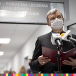 Bp Tadeusz Bronakowski przemawiający podczas otwarcia ośrodka leczenia uzależnienień w Łomży 
