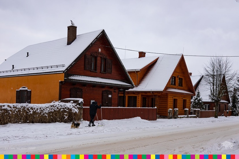 Domy we wsi pokryte śniegiem.