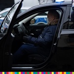 Wicemarszałek Marek Olbryś siedzi za kierownicą nieoznakowanego samochodu policyjnego