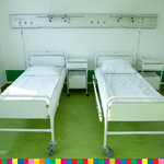 Sala szpitalna z łóżkami.