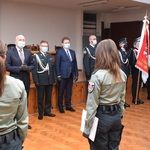 Nowo przyjęci funkcjonariusze stoją przed kadrą kierowniczą podlaskiej Krajowej Administracji Skarbowej.
