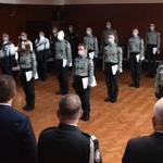 Nowo przyjęci funkcjonariusze stoją przed kadrą kierowniczą podlaskiej Krajowej Administracji Skarbowej.
