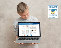 Chłopiec trzyma laptop z animacjami na monitorze. Obok napis Politechnika Białostocka Białostocki Uniwersytet Dziecięcy