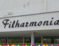 Napis Filharmonia nad wejściem do budynku.