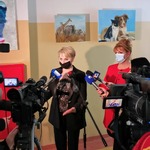 Wiesława Burnos wypowiada się przed przedstawicielami mediów