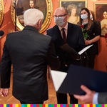 Marszałek Województwa Podlaskiego gratuluje laureatowi stypendium artystycznego