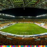 Widok na zieloną murawę i trybuny na Stadionie Miejskim w Białymstoku