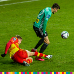 Zawodnik Jagiellonii wykopuje piłkę spod nóg piłkarza Legii