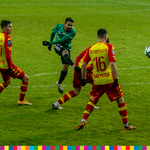 Zawodnik Legii uderza w piłkę obok trzech zawodników Jagiellonii