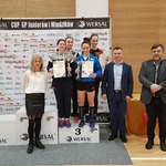 Zwycięzcy na podium z dyplomami i medalami, w tym m.in.: Ulyana.
