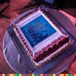 Kwadratowy tort z wizerunkiem muralu.