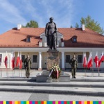 Pomnik marszałka Józefa Piłsudskiego. Obok stoją żołnierze.