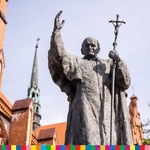 Pomniki Jana Pawla II przed białostocką farą