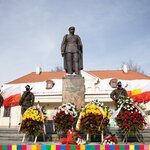 Pomnik marszałka Piłsudskiego. Obok pomnika stoją żołnierze, a przed pomnikiem wieńce.