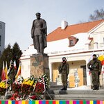 Pomnik marszałka Piłsudskiego. Obok pomnika stoją żołnierze, a przed pomnikiem wieńce