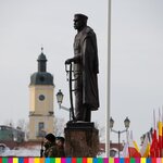 Pomnik marszałka Józefa Piłsudskiego. W tle ratusz.