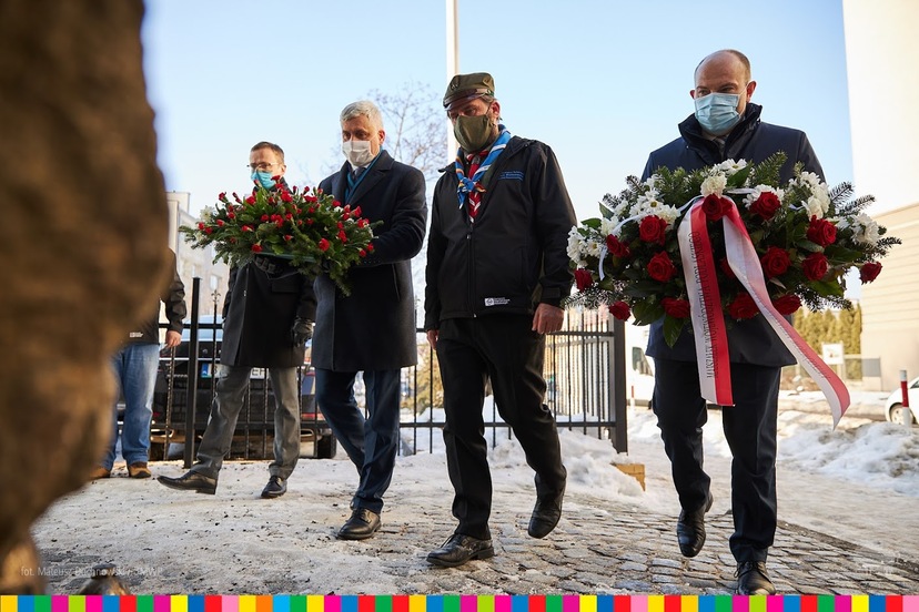 marszałek Artur Kosicki, Bohdan Paszkowski, Wojewoda Podlaski i dwaj mężczyźni składają kwiaty pod pomnikiem