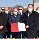 Burmistrz Kolna Andrzej Duda pokazuje podpisaną petycję