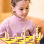 Dziewczynka patrzy na szachownicę