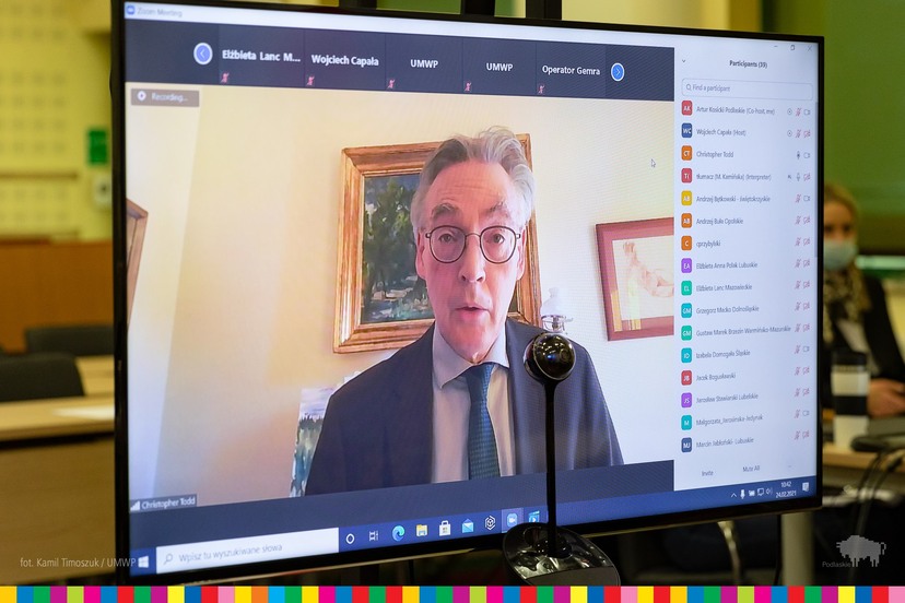 Na ekranie monitoru widoczny Christopher Todd, przedstawiciel Komisji Europejskiej biorący udział w Konwencie