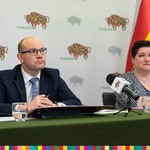 Na zdjęciu widoczny marszałek Artur Kosicki oraz Joanna Sarosiek, Dyrektor Departamentu Rozwoju Regionalnego. W tle logotypy Województwa Podlaskiego.