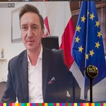 Olgierd Geblewicz, Marszałek Województwa Zachodniopomorskiego. W tle widoczna flaga Unii Europejskiej oraz Polski.