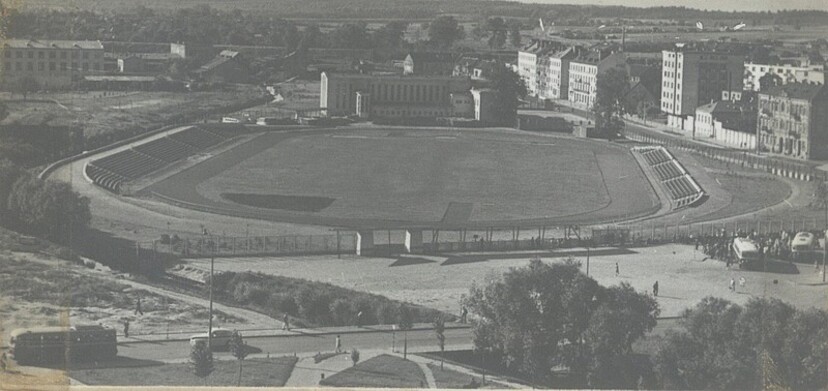 Czarno białe zdjęcie stadionu Jagiellonii widzianego z lotu ptaka.