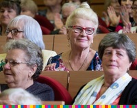 Seniorzy siedzący na widowni w czasie Światowego Dnia Seniora