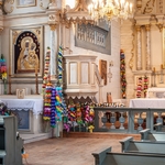 Wnętrze kościoła, widok na ołtarz
