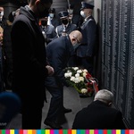 Marszałek Artur Kosicki wraz Bogusław Dębski, przewodniczący Sejmiku skłądają wieniec pod tablicą z nazwiskami zamordowanymi Żołnierzami Niezłomnymi